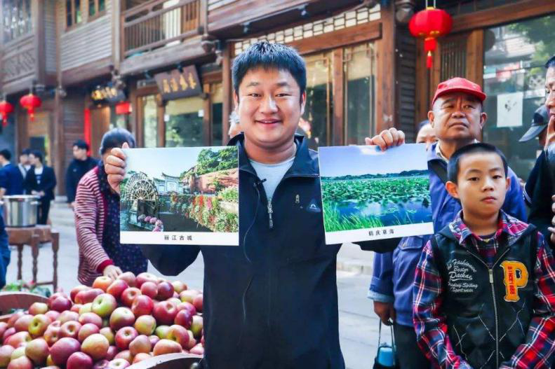 抖音達(dá)人石榴哥化身嗨學(xué)體驗(yàn)官，空降新華引爆直播間